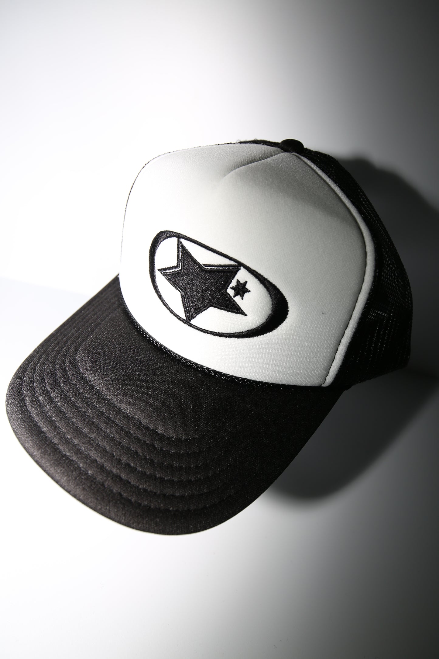 GLOBAL TRUCKER HAT // BLK/WHITE